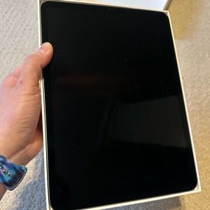Apple iPad Pro 11 inch screen 2018 model w/magnetic keyboard case/Apple Pencil
